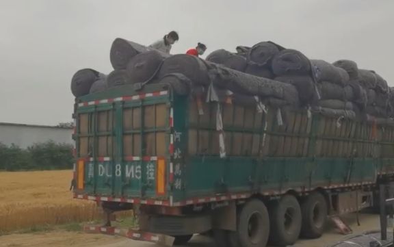 大棚保溫被裝車(chē)中